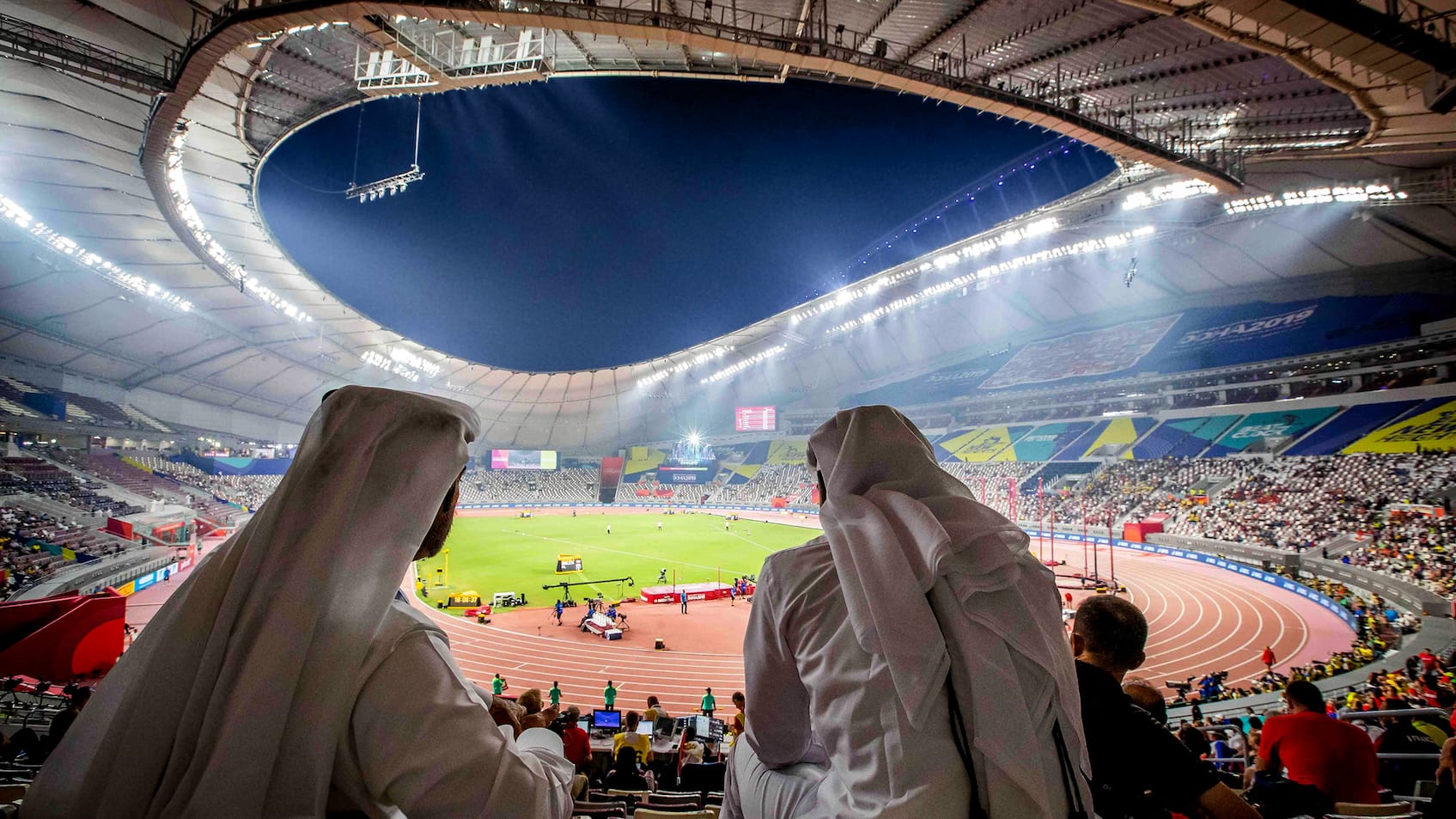 Blick ins weite Rund des Khalifa International Stadium in Doha