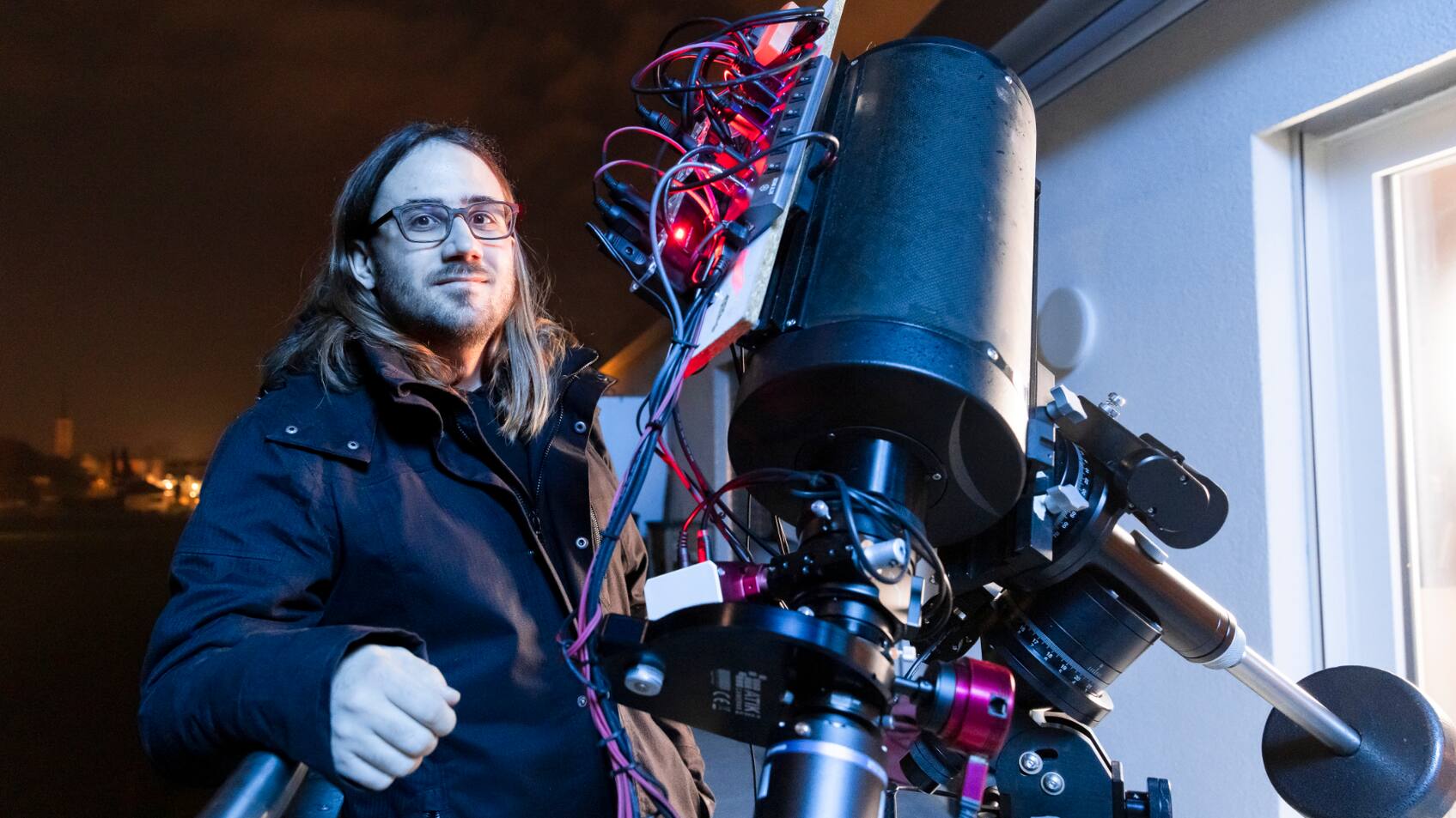 Mit dem Mini- Rechenzentrum auf dem Teleskop kann Tino Heuberger die Aufnahmen programmieren und das Fernrohr, bestückt mit Kamera, arbeiten lassen.