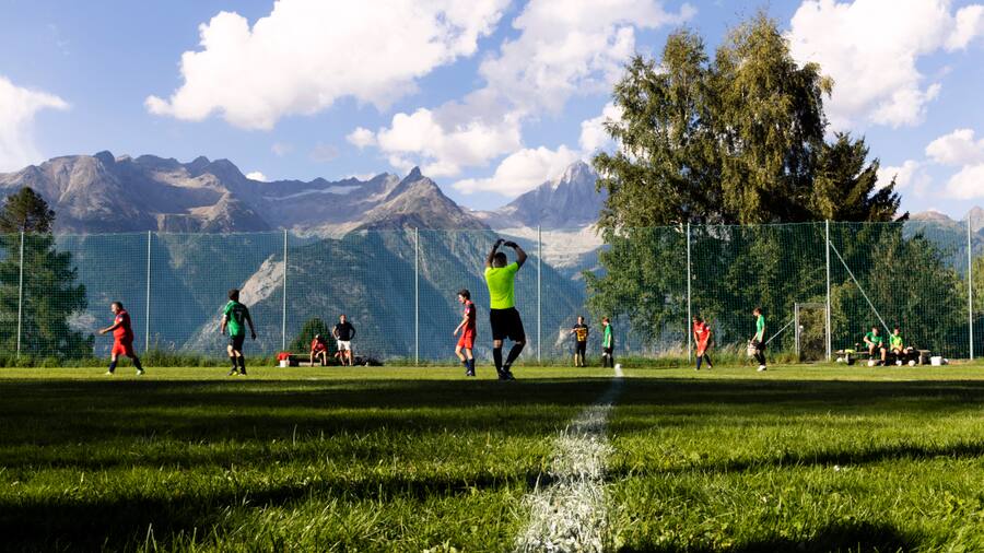 Schlusspfiff vom Fussballmatch FC Unterbaech gegen FC Zermatt 2 der Bergdorfmeisterschaft, in Unterbaech, Wallis, am Sonntag, 28. August 2022. (Foto: Dominic Steinmann)